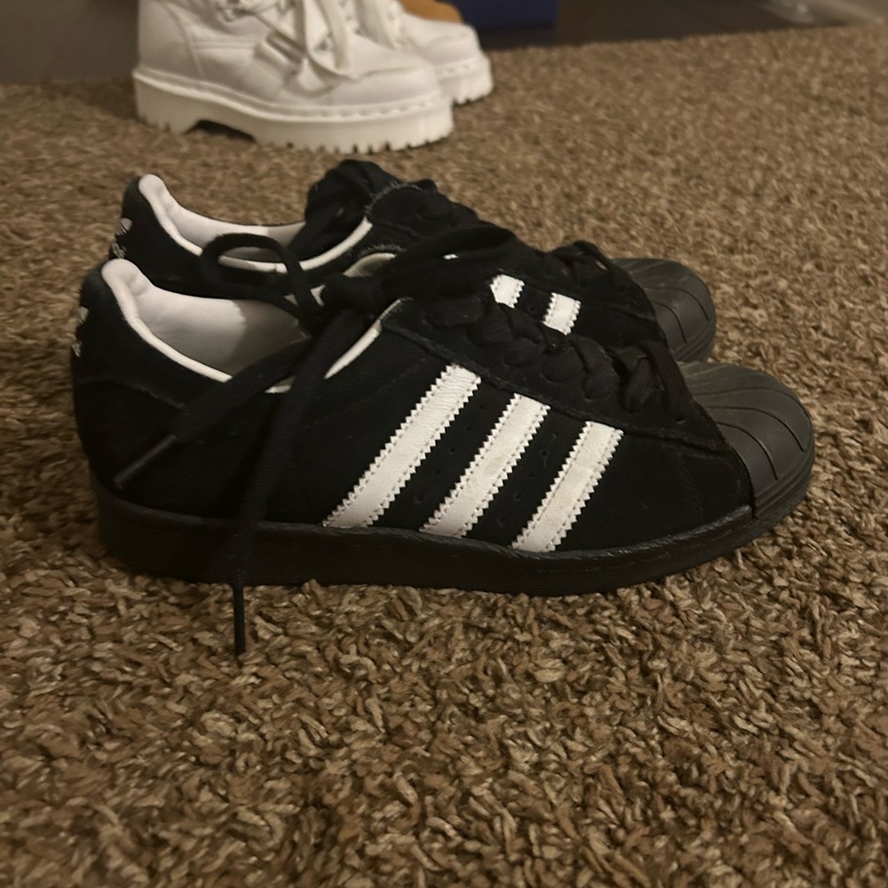 Adidas: custom superstars in black suave
